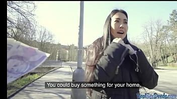 再生 ピックアップされたロシアの可愛い人は宣教師が詰められる前に曲がった