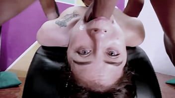 Riproduci Bel deepthroat (lei sente un grosso cazzo in gola)