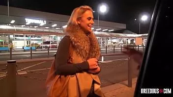 play Sasha Steele ottiene un passaggio e una bocca piena di sperma