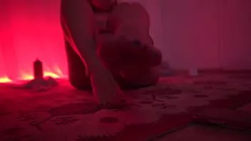 play Garota gordinha nos mostra seus pés enquanto ela está nua na frente da câmera