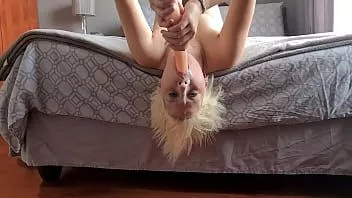 Reproduzir Fazendo meu rosto todo legal e desleixado enquanto eu fodo minha garganta com um vibrador enquanto deito de cabeça para baixo na cama