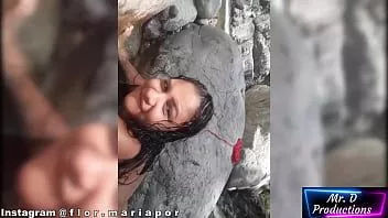 Reproduzir Irmã fodida pelo irmão tatuado durante o passeio em família, ela é fodida sorrateiramente ao ar livre na beira do rio sem medo de que curiosos ou sua família a peguem transando em público.