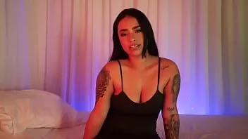 play Garota latina se masturba para provocar amigo pai