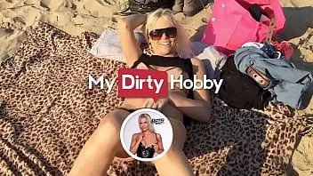 Jouer (bibixxx) son amie atteint l'orgasme en étant regardée sur une rivière publique - mon passe-temps sale