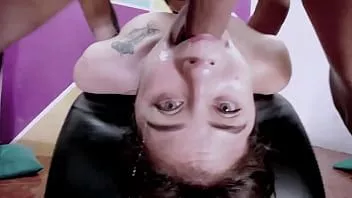 play Schöner Deepthroat (sie spürt einen großen Schwanz in ihrer Kehle)