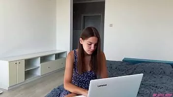 play Il a pu réparer l'ordinateur portable et baiser sa femme ! mari ne savait rien.