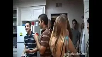 Reproduzir Prostituta mista fodendo enquanto os outros assistem na festa da fraternidade