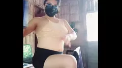 Reproduzir Faxineira madura revela seu charme oculto: aparência executiva sexy e seios naturais perfeitos