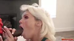 Oynat Charli Phoenix: Ateşli MILF Will Tile ile Yoğun Egzersiz Yapıyor ve Bir Elle İşle Bitiriyor