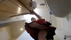 play Gigante de fundo vermelho esmaga homens minúsculos sob as coxas grossas em câmera lenta