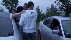Reproduzir Orgia pública de quarteto: Big Titted Girl dá boquete no carro
