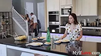 Reproduzir Minha mãe milf conhece meu namorado - corrida de cristal