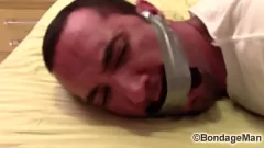 play Meia e fita amordaçou Victor em intensa sessão de escravidão