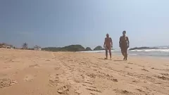 play Nudist -Freundinnen, die alle am öffentlichen Strand in Mexiko entblättern