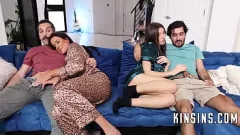 Putar Langkah Keluarga Berempat Reruntuhan No Nut November dengan Maya Woulfe dan Sofie Marie