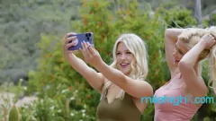 Jouer Rencontre lesbienne torride entre la belle-mère et la belle-fille adolescente