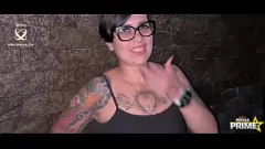 Redare MILF tatuată Barbara Lioness este lovită de DJ-ul bine dotat la petrecerea Festaprime